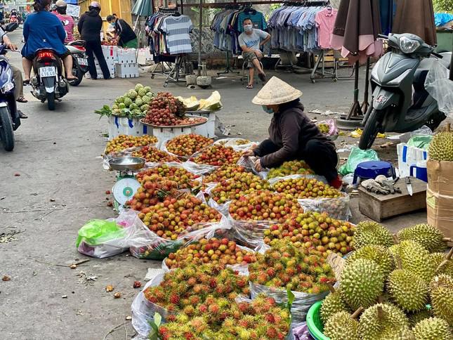 Trái cây bày bán đầy chợ nhưng khá thưa khách