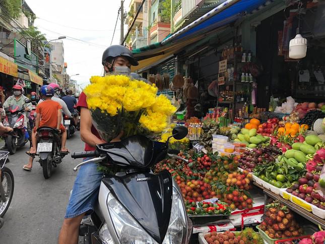 Tính đến nay, TPHCM đã phong tỏa hơn 300 điểm trên địa bàn do liên quan đến COVID-19, 22/22 quận huyện và TP Thủ Đức đều có ca dương tính với SARS-CoV-2.