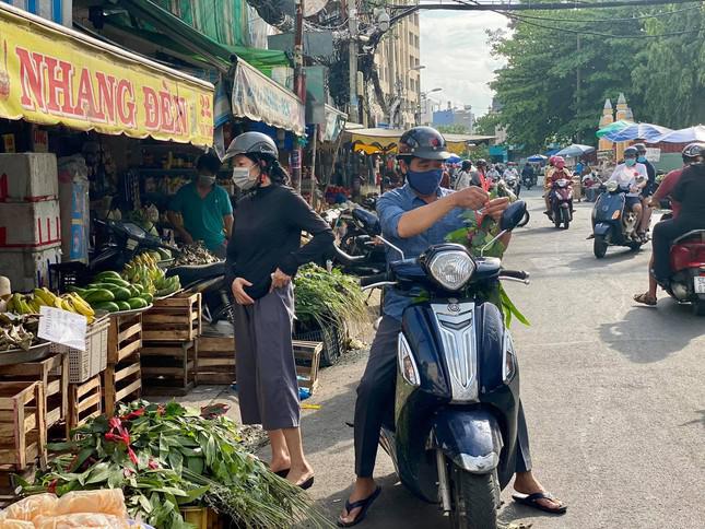 "Mỗi năm có một ngày Tết Đoan Ngọ nên tôi tranh thủ đi chợ sớm để mua hàng cho vắng khách - một khách hàng ở Q.Bình Thạnh cho hay.