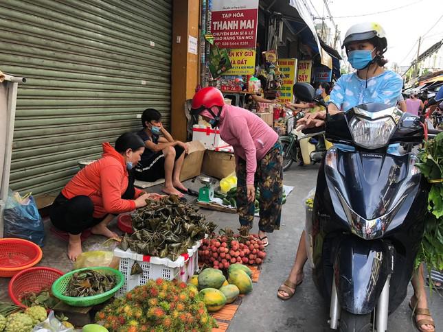 Ngoài ra, TPHCM còn xuất hiện nhiều chuỗi lây nhiễm chưa xác định được nguồn lây. Do đó người dân hạn chế đến nơi đông người khi không cần thiết.