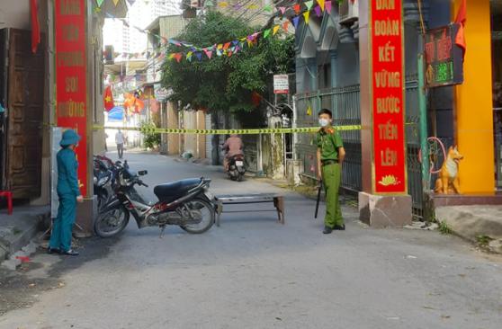 Lực lượng chức năng phong tỏa các tuyến đường gần khu vực chị N.T.M. ở trọ