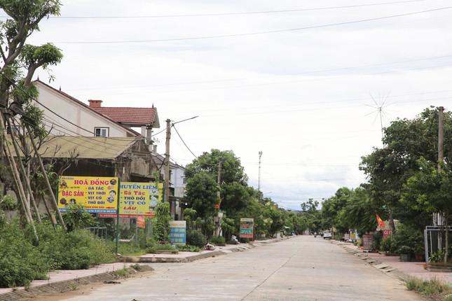 Như những năm trước, vào dịp Tết Đoan Ngọ, làng vịt nổi tiếng nhất Hà Tĩnh Tân Lâm Hương đông nghịt người đến ăn. Tuy nhiên, năm nay bị phong tỏa do dịch, nhà hàng đóng cửa.