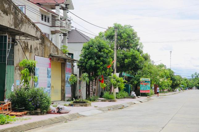 Ngày 9/6, 8 thôn của xã Tân Lâm Hương (huyện Thạch Hà, tỉnh Hà Tĩnh) thực hiện cách ly y tế theo chỉ thị 16 của Thủ Tướng Chính Phủ do xã này ghi nhận nhiều ca mắc COVID-19.