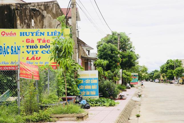 Các nhà hàng, quán ăn đã đóng cửa do dịch. Khu đường dẫn vào làng vịt nổi tiếng nay vắng lặng. Tính từ ngày 4/6 đến nay, Hà Tĩnh ghi nhận 56 ca mắc COVID-19