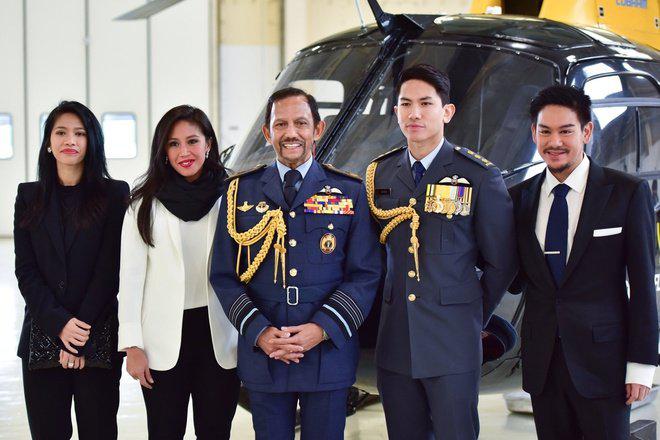 Quốc vương Brunei&nbsp;cùng những người con của mình.