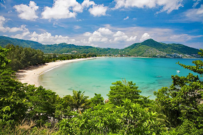 Phuket, Thái Lan: Đây là hòn đảo lớn nhất của Thái Lan, đồng thời là "thỏi nam châm" thu hút du khách. Phuket có nhiều&nbsp;bãi biển tuyệt đẹp với những bãi cát mịn, mềm và làn nước màu ngọc lam.&nbsp;
