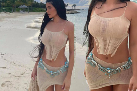 Kylie Jenner mặc trang phục đi biển lạ mắt