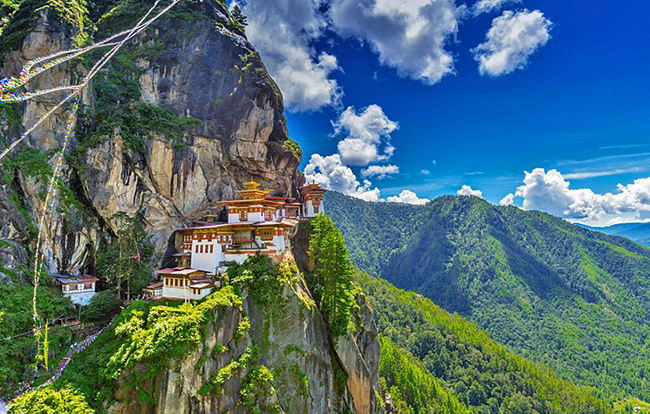 Vương quốc Bhutan: Bhutan được bao quanh bởi dãy Himalaya, Tây Tạng và một phần của Ấn Độ. Đây là một quốc gia có núi dốc, thung lũng xanh và sông chảy xiết, đồng thời có&nbsp;ngọn núi cao nhất thế giới -&nbsp;Gangkhar Puensum, cao 7.570m.
