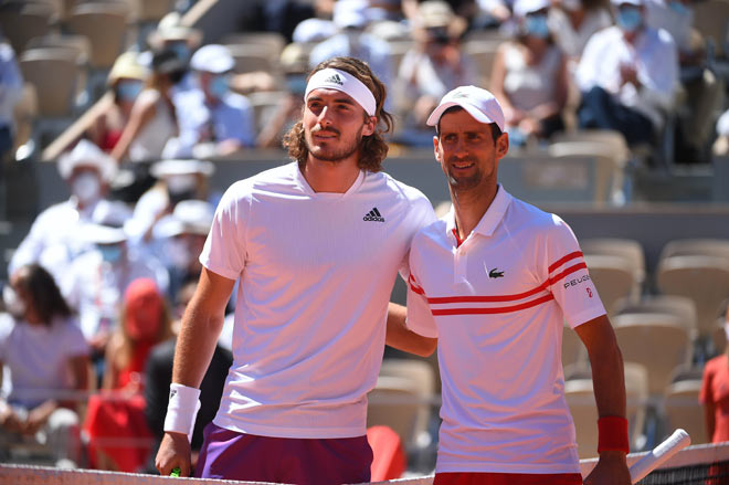 Tsitsipas (trái) đã gây ra cho Djokovic quá nhiều khó khăn ở trận chung kết đơn nam Roland Garros năm nay