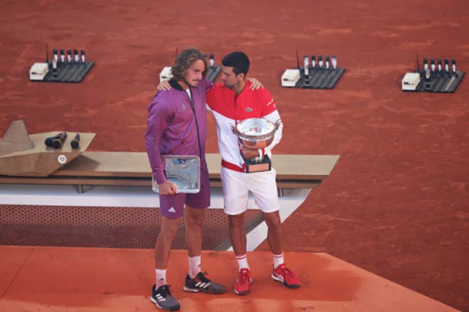 
Tsitsipas thực sự buồn bã, đến mức Djokovic luôn phải cố gắng an ủi đàn em