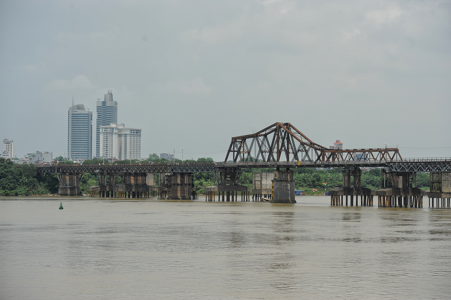 &nbsp;Cầu Long Biên được xây dựng vào năm 1899, khánh thành vào ngày 28/02/1902. Cầu có chiều dài 1.862m, gồm 19 nhịp dầm thép và đường dẫn xây bằng đá.&nbsp;