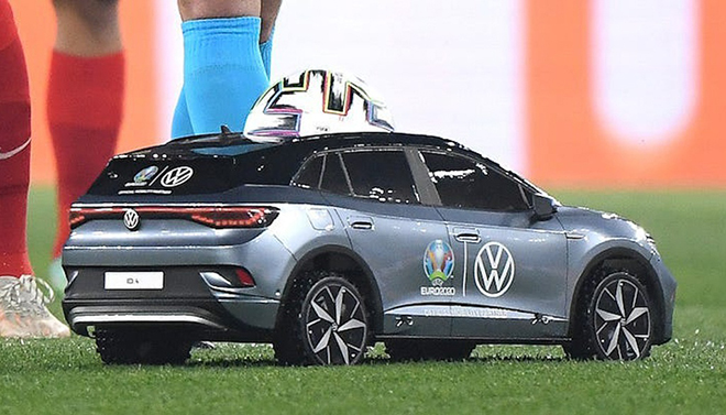 Mô hình xe điện Volkswagen chở bóng ra sân trong trận khai mạc EURO 2020 - 2