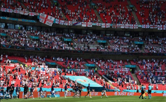 Báo chí Anh và ban tổ chức sân Wembley xác nhận một nam CĐV "Tam Sư" đã bị ngã từ khán đài sân đấu này đầu trận đấu giữa đội chủ nhà và ĐT Croatia lúc 2h chiều ngày 13/6 (giờ địa phương) và đang lâm tình trạng nguy kịch