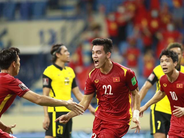 Tiến Linh ăn mừng bàn thắng vào lưới Malaysia