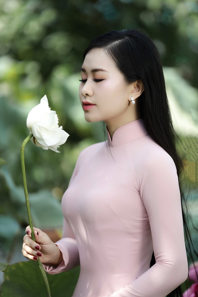 Mới đây, nữ giảng viên xứ Nghệ vừa chia sẻ trên Facebook cá nhân bộ ảnh đẹp như tranh vẽ bên hoa sen. 
