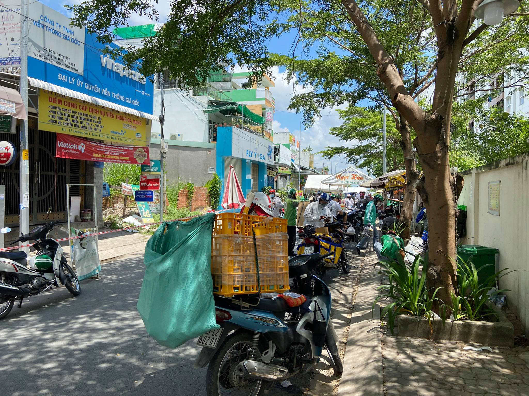 Việc giao hàng cho cư dân thông qua lực lượng tại chốt diễn ra trật tự, đảm bảo giãn cách. Hằng ngày từ 7 giờ đến 21 giờ, tổ công tác phòng chống dịch sẽ chuyển hàng hóa do cư dân đặt mua qua mạng đến từng block để cư dân xuống nhận, mỗi lần chuyển cách nhau 2 giờ.