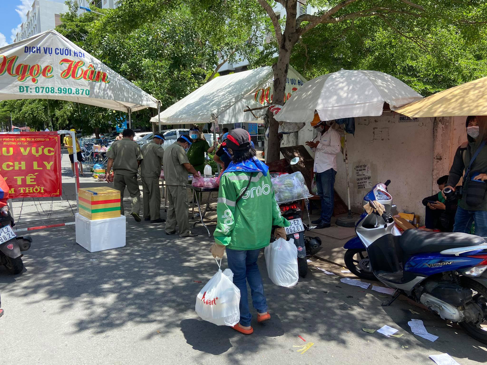 UBND phường An Lạc cho biết, phường đã gửi đến cư dân các ứng dụng đặt hàng hóa, nhu yếu phẩm. Đồng thời kết nối với các siêu thị, hệ thống bán hàng để người dân đặt mua trong thời gian này. Phường khuyến cáo người dân thanh toán bằng hình thức chuyển khoản để tránh tiếp xúc.