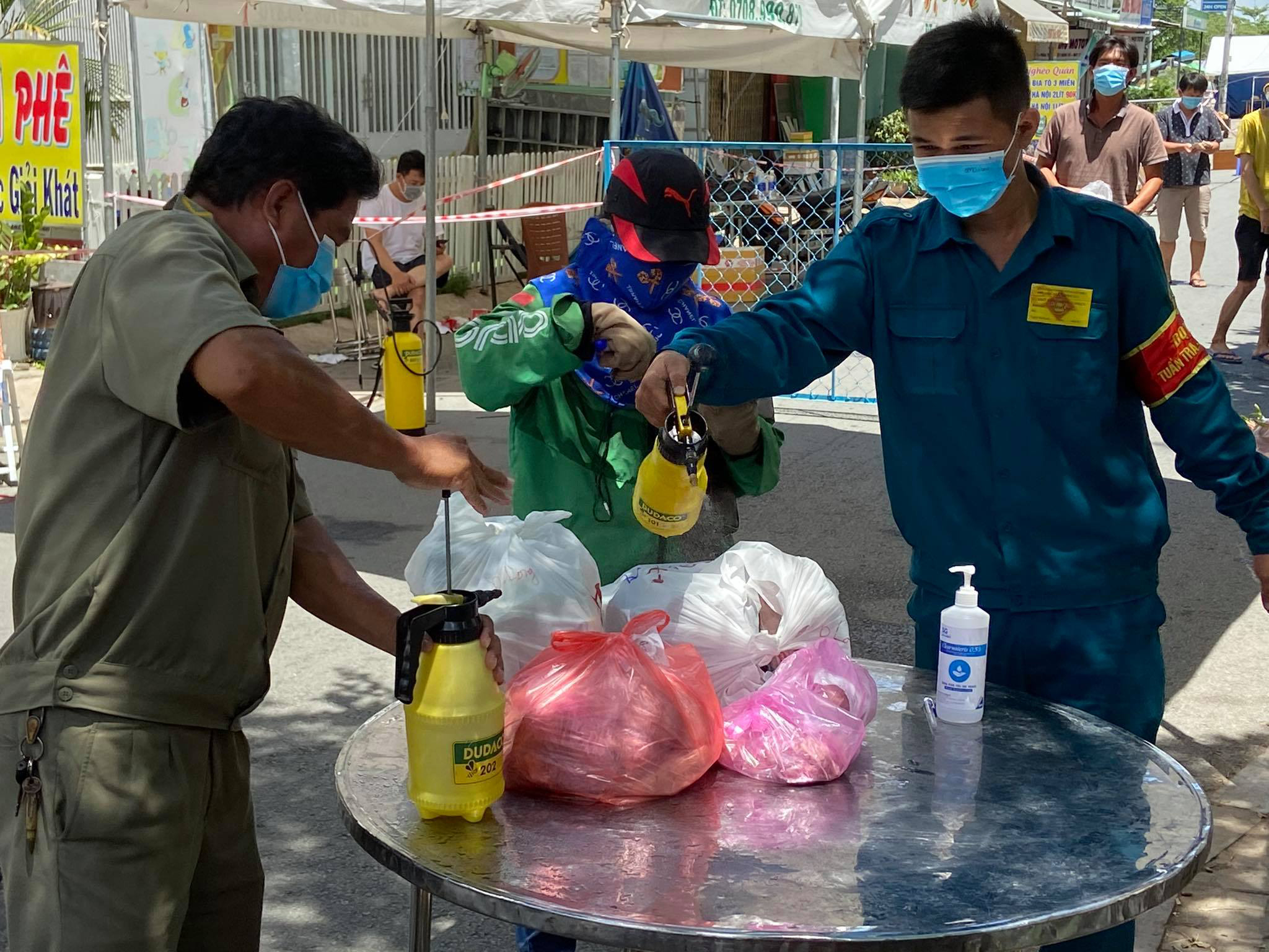 Ảnh: Khử khuẩn toàn bộ hàng hóa vận chuyển vào chung cư đang bị phong tỏa ở Sài Gòn - 6