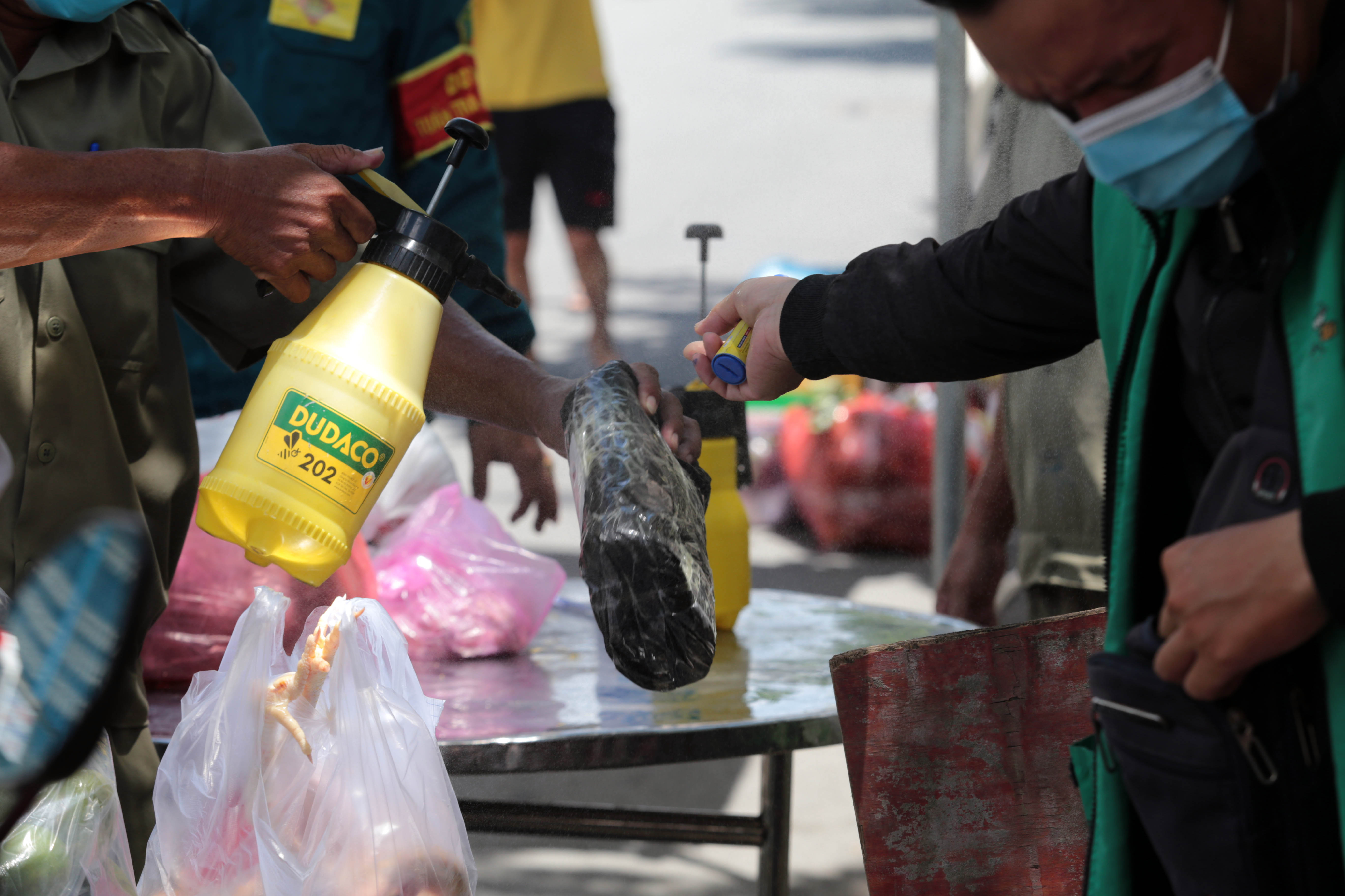 &nbsp;Lực lượng chức năng tại chốt kiểm soát phun khử khuẩn hàng hóa, thậm chí cả tiền mặt khi trao đổi để đảm bảo công tác phòng, chống dịch COVID-19.