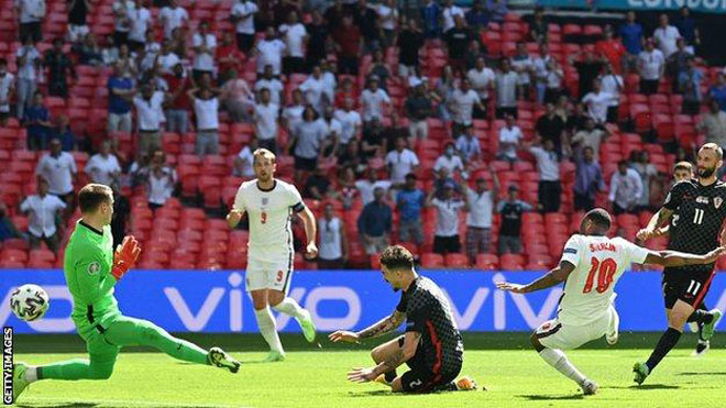 Pha làm bàn quý giá của Sterling trong hiệp 2 giúp ĐT Anh thắng ĐT Croatia 1-0 và lần đầu tiên thắng một trận ra quân ở EURO sau 10 lần tham dự giải đấu này