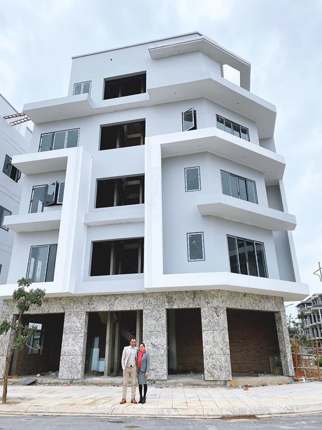 Tết Nguyên đán 2020, ca sĩ quê Bắc Ninh chia sẻ hình ảnh căn biệt thự 5 tầng mới xây gồm 2 mặt tiền tặng bố mẹ. Hòa Minzy cho biết, cô mua đất và xây nhà cho bố mẹ bằng chính số tiền do mình dành dụm sau nhiều năm đi hát.
