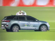 Tin tức ô tô - Mô hình xe điện Volkswagen chở bóng ra sân trong trận khai mạc EURO 2020