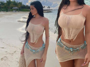 Thời trang - Kylie Jenner mặc trang phục đi biển lạ mắt