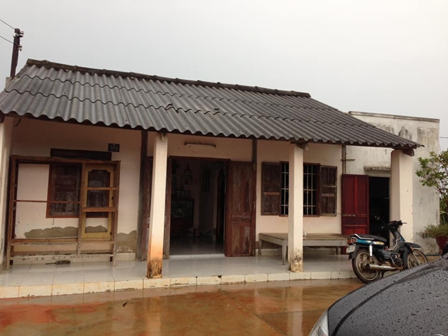 Năm 2019, nữ ca sĩ 8X gây chú ý khi chia sẻ hình ảnh căn nhà cấp 4 cũ ở quê nhà Phan Thiết, Bình Thuận cùng câu chuyện vượt khó đi lên. Vy Oanh chia sẻ, lúc còn nhỏ thương bố mẹ sống trong căn nhà vách đất, cô vừa làm thêm, vừa đi hát, vừa học kiếm tiền giúp cha mẹ mỗi năm xây 1 vách nhà. Sau 4 năm, cô xây được căn nhà cấp 4 lợp fibro ximăng thay cho ngôi nhà đất trước kia.
