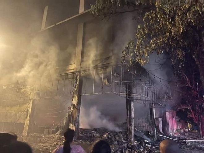 Phòng trà ở Nghệ An phát hỏa trong đêm, 6 người tử vong - 1