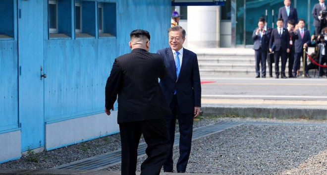 Tổng thống Hàn Quốc Moon Jae-in gặp gỡ lãnh đạo Triều Tiên Kim Jong-un tại làng đình chiến Bàn Môn Điếm hồi 2018. Ảnh: Inter-Korean Summit Press Corps