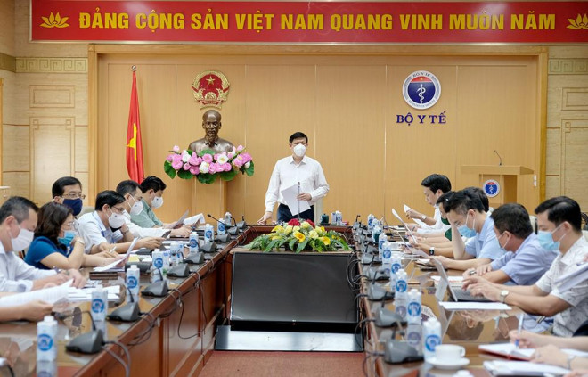 "Việc chuẩn bị các công việc liên quan cho chiến dịch cần thực hiện nhanh chóng, đảm bảo, kỹ càng, sẵn sàng để khi vắc-xin về nhiều thì triển khai tổ chức ngay" – Bộ trưởng nhấn mạnh. Ảnh: Trần Minh