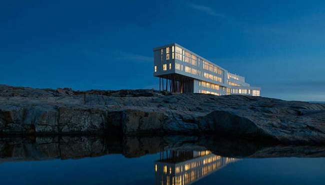 Fogo Island Inn ở Canada: Fogo Island Inn là một trong những nơi đắt đỏ nhất cho kỳ nghỉ của bạn. Du khách có thể đến đây bằng trực thăng. Mọi người chắc chắn&nbsp;sẽ hài lòng bởi đây là một trong những điểm đến tuyệt vời nhất ở Canada.
