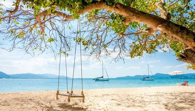 Đảo Rang Yai ở Thái Lan: Đảo Rang Yai là một trong những hòn đảo sang trọng nhất để đến thăm ở Thái Lan. Chỉ cách Phuket 5km, du khách có thể dễ dàng đến được hòn đảo này và thử một lần trải nghiệm cuộc sống xa xỉ.
