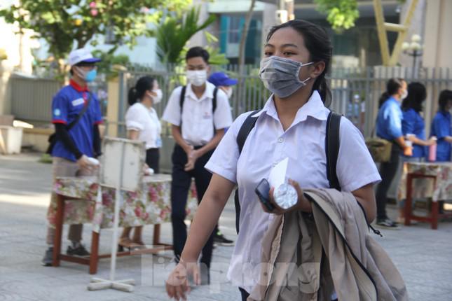 Các điểm thi đều bố trí khu vực uống nước cho thí sinh trong điều kiện thời tiết nắng nóng. Tuy nhiên các em đều chuẩn bị nước riêng cho mình. Ảnh: Thanh Trần.