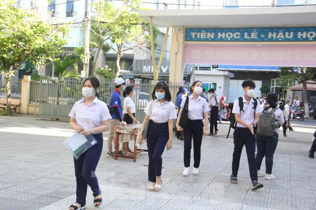 Thí sinh đến trường thi kín mít khẩu trang. Đến ngày 15/6, thành phố đã trải qua 27 ngày không có ca nhiễm cộng đồng, dịch bệnh được kiểm soát. Tuy nhiên Sở GD&amp;ĐT cũng lên phương án ứng phó các tình huống như bố trí điểm thi và lực lượng cán bộ coi thi dự phòng, đảm bảo mọi điều kiện cơ sở vật chất để thực hiện tốt công tác phòng, chống dịch. Ảnh: Thanh Trần.