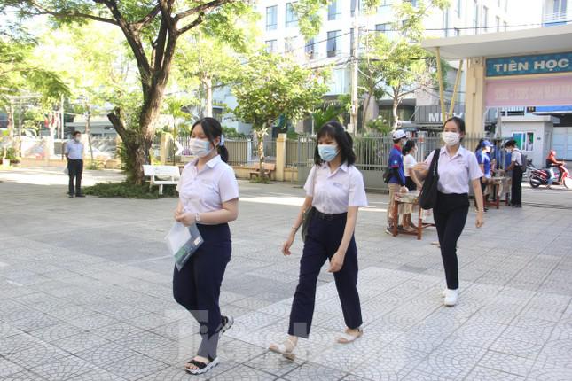 Do dịch bệnh, chỉ thí sinh và người tham gia phục vụ kỳ thi mới được vào trong trường và phòng thi. Mỗi phòng thi được bố trí 24 em. Công tác phòng, chống dịch COVID-19 tại các điểm thi triển khai nghiêm ngặt, chấp hành đúng Thông điệp 5K của Bộ Y tế. Hiện Đà Nẵng không có thí sinh dự thi Kỳ thi tuyển sinh vào lớp 10 thuộc diện F0, F1, F2. Ảnh: Thanh Trần.