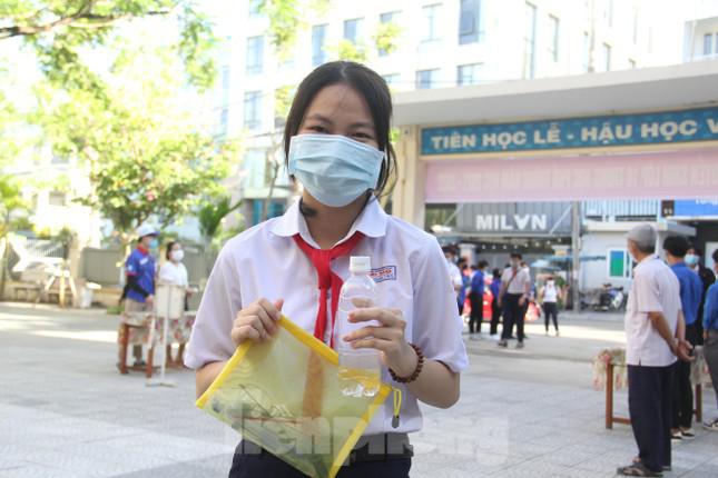 Bình nước trước khi đưa vào phòng thi sẽ phải lột mác, bao bì. Các thí sinh cho hay chuẩn bị nước cá nhân để vừa chủ động, vừa đảm bảo vệ sinh trong bối cảnh dịch bệnh. Ảnh: Thanh Trần.