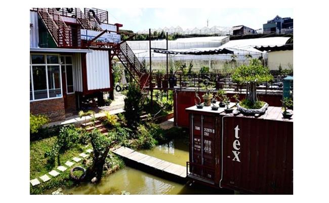 &nbsp;Tổng thể công trình tương đối rộng rãi với nhiều container xếp chồng, ghép nối hoặc nổi trên mặt hồ nước. Toàn bộ cầu thang, lối đi cũng được làm bằng thép phủ sơn, xung quanh được trang trí bởi những chiếc lốp xe ôtô trông giống hình ảnh của một chiếc tàu biển cách điệu.&nbsp;
