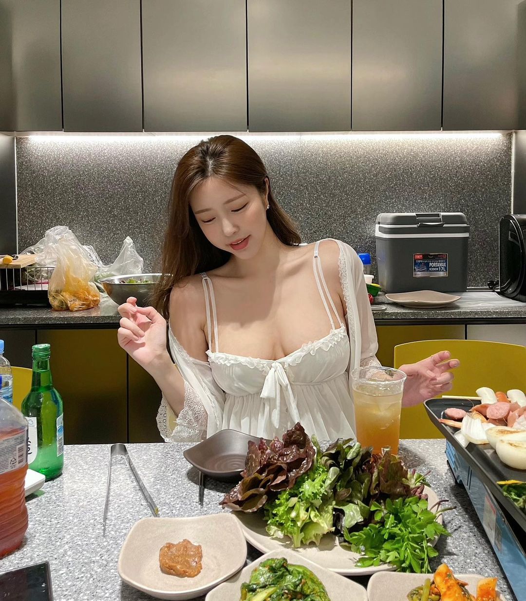 Choi Somi làm tiệc&nbsp;nướng tại gia và gây chú ý với bộ trang phục gợi cảm.