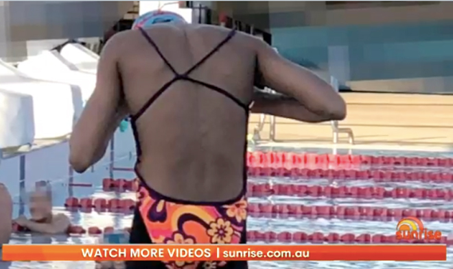 Nam kình ngư mặc đồ bơi nữ gây xôn xao thể thao Úc