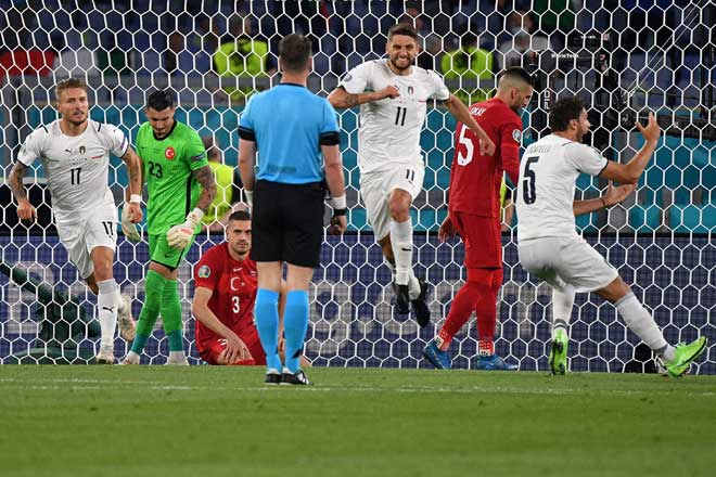 ĐT Italia (áo trắng) vùi dập ĐT Thổ Nhĩ Kỳ 3-0 trong trận mở màn EURO 2020 tại Rome để dẫn đầu bảng A