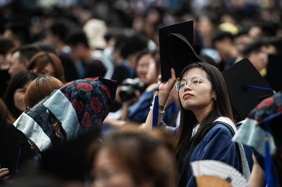 Phần lớn sinh viên không giãn cách và không đeo khẩu trang. Ảnh: Getty