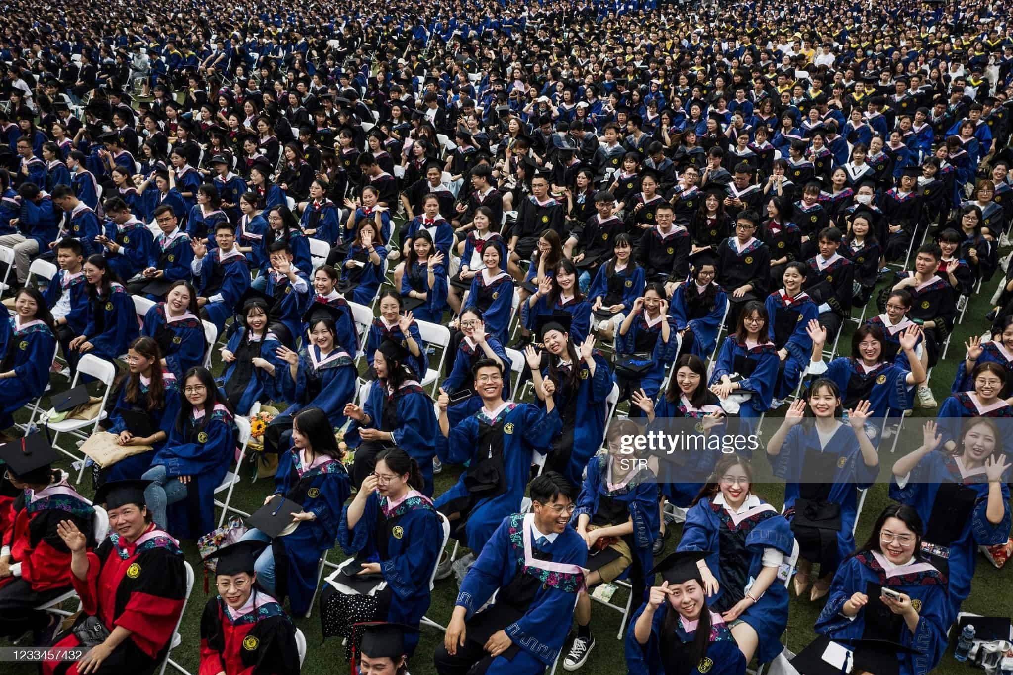 Hơn 11.000 sinh viên dự lễ tốt nghiệp tập thể ở thành phố Vũ Hán, tỉnh Hồ Bắc, Trung Quốc hôm 13/6. Ảnh: Getty