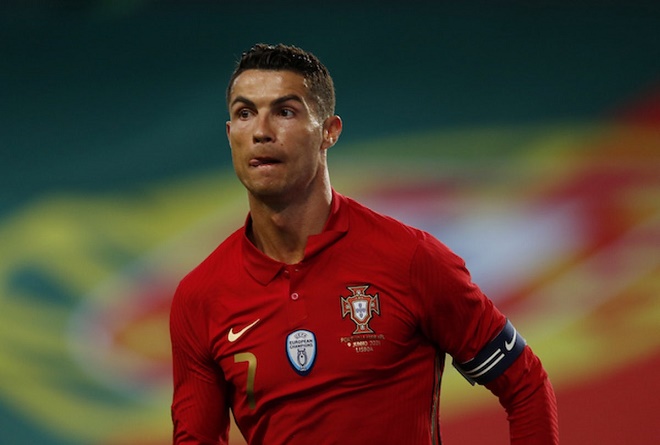 Ronaldo chỉ còn cách kỷ lục 6 bàn