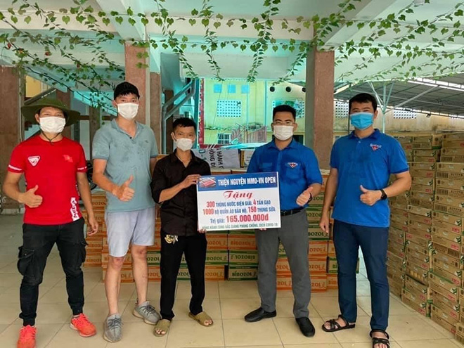 Anh Thiện Trần (thứ 2 từ trái sang) tại buổi trao tặng