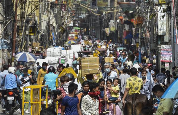 Người dân đi chợ Sadar Bazar ở thủ đô New Delhi, Ấn Độ, hôm 14/6. Ảnh: PTI
