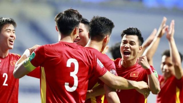 Các cầu thủ của tuyển Việt Nam trong trang phục quần đùi áo số.