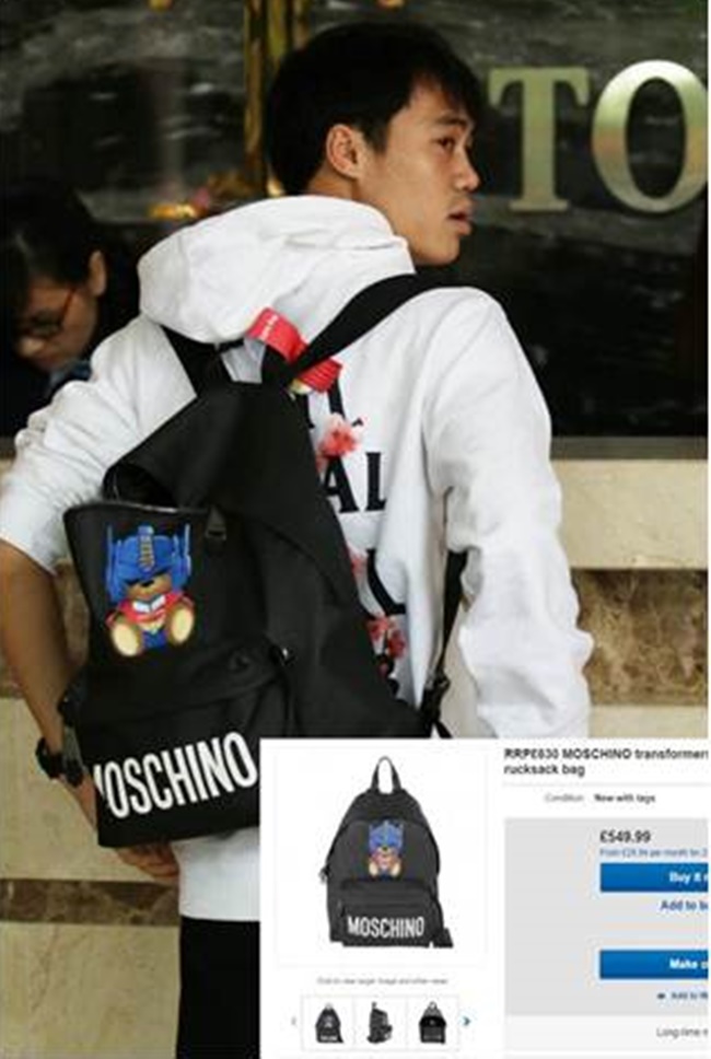 Anh cũng từng khoác trên vai balo Moschino. Mẫu túi này được bán hơn 15 triệu đồng.
