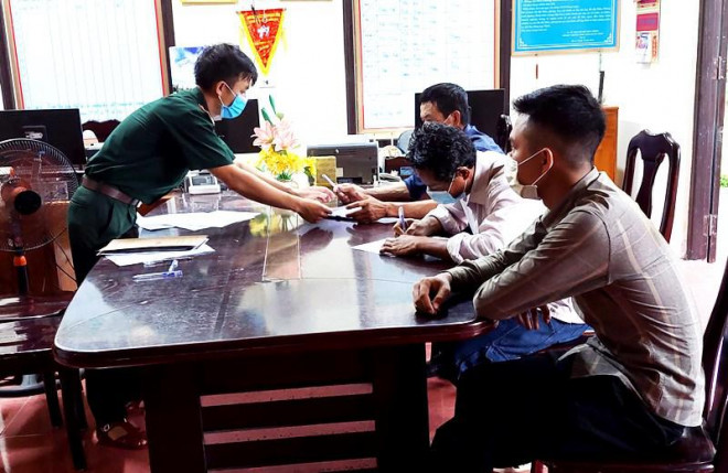 3 ngư dân tự nguyện giao nộp "kho báu" tiền cổ được phát hiện dưới đáy biển Quảng Bình