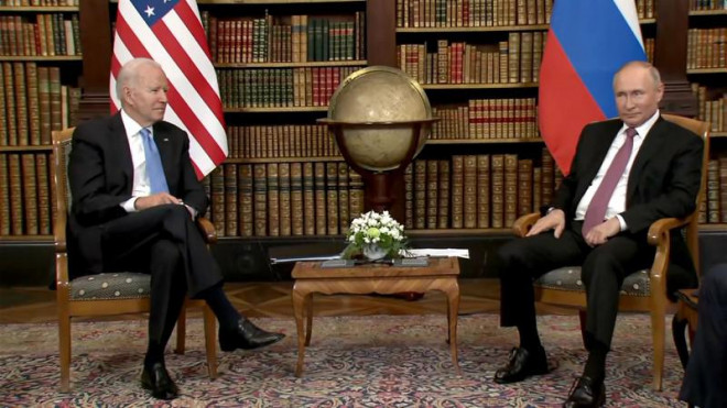 Tổng thống Mỹ Joe Biden và người đồng cấp Nga Vladimir Putin bắt đầu cuộc gặp mặt trực tiếp đầu tiên tại khu biệt thự sang trọng ở Geneva, Thụy Sĩ. Ảnh: CNN